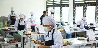 Why Wear Group Uniforms for Your Business?